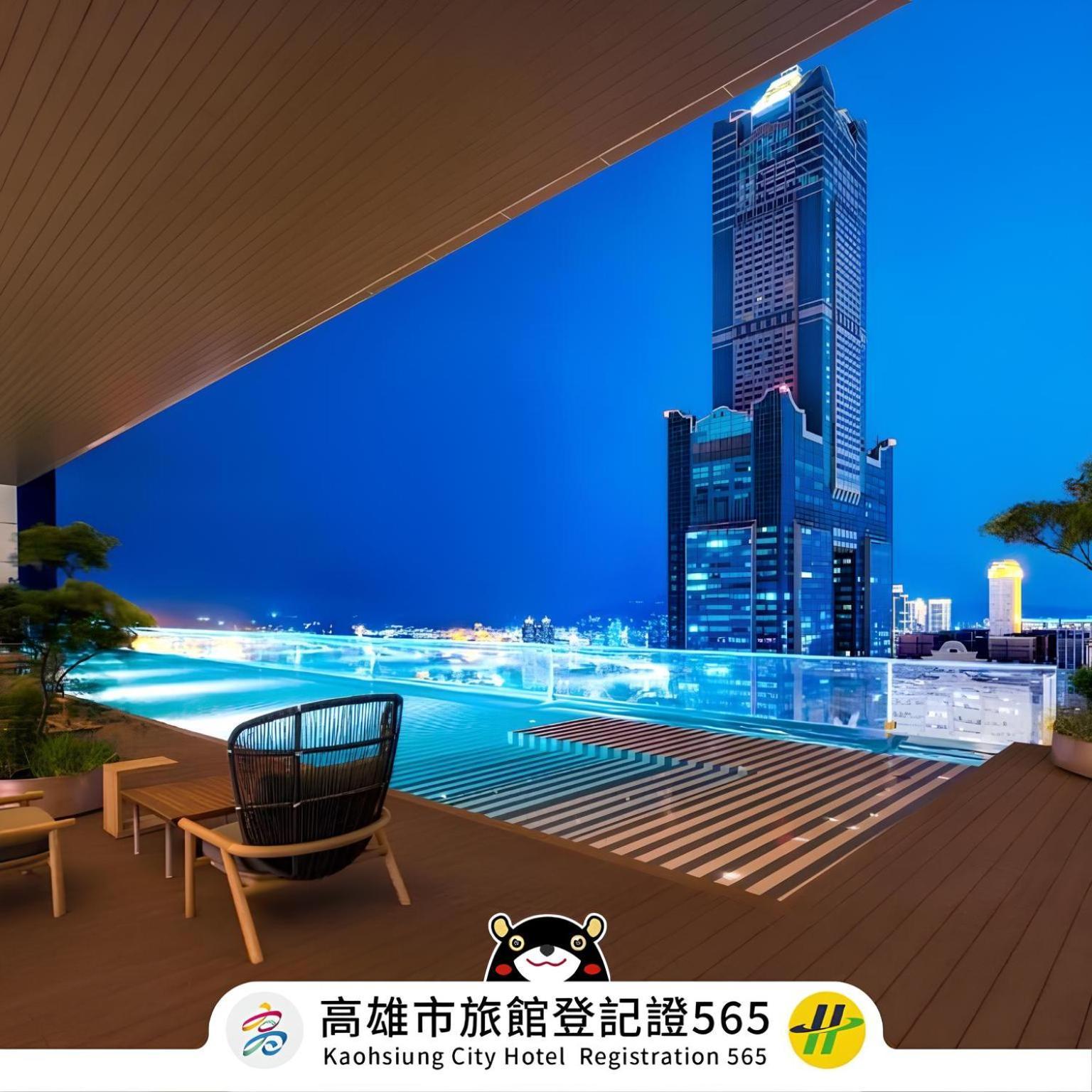 Tai Urban Resort Гаосюн Экстерьер фото The pool at the rooftop of the hotel